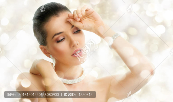女人與首飾
