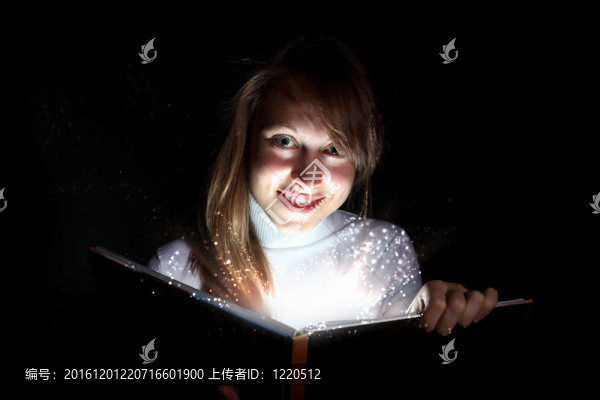 年輕女子讀魔法書(shū)