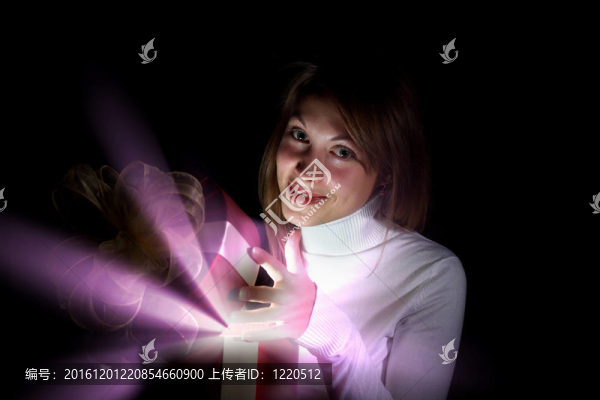 年輕女子讀魔法書