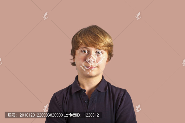 聰明的小男孩在白色背景上微笑