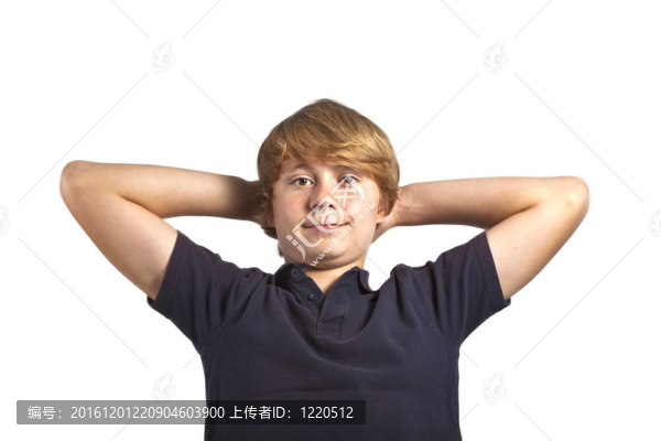 聰明的小男孩在白色背景上微笑