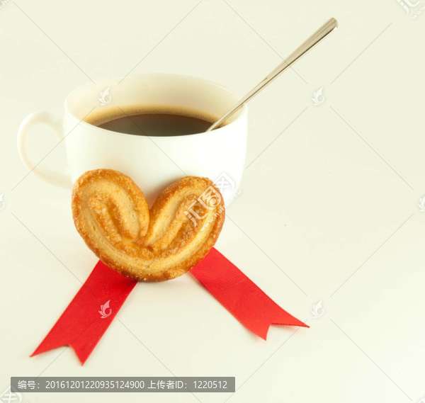 用紅絲帶做成的蛋糕；一杯咖啡