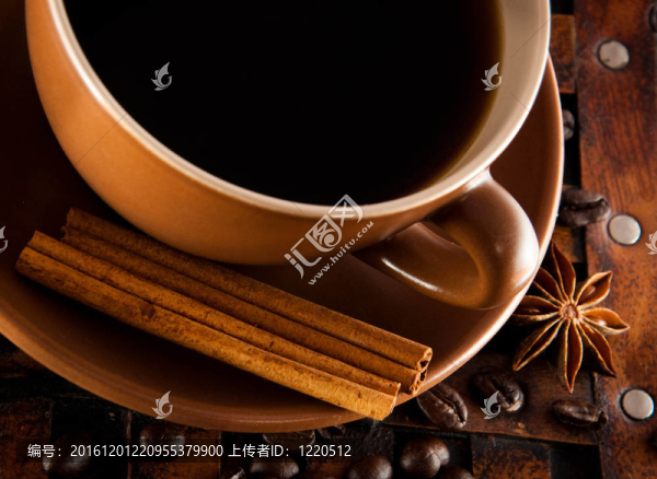 杯在田莊背景咖啡；咖啡粒和肉桂