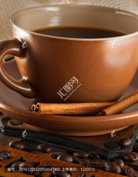 杯在田莊背景咖啡；咖啡粒和肉桂