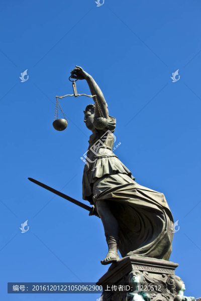 德國在法蘭克福的羅默女士前面司法正義的雕像