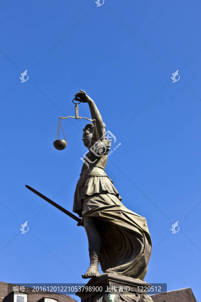 德國在法蘭克福的羅默女士前面司法正義的雕像