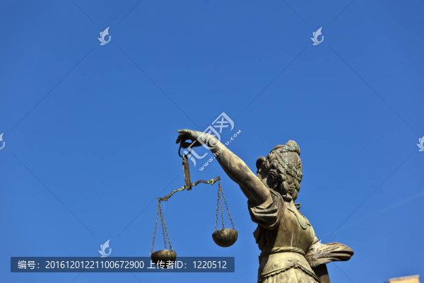 德國(guó)在法蘭克福的羅默女士前面司法正義的雕像