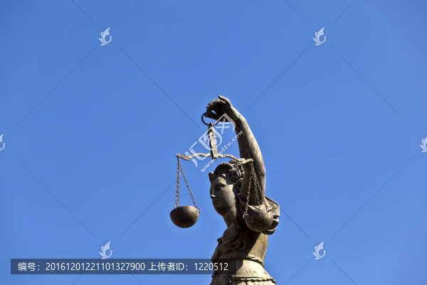 德國(guó)在法蘭克福的羅默女士前面司法正義的雕像