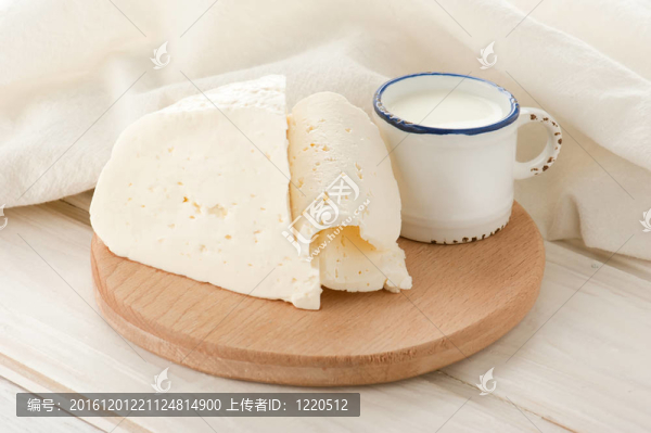早餐與牛奶和軟羊奶酪