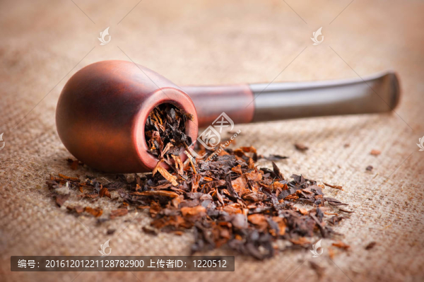 亞麻帆布背景下的煙斗和煙草