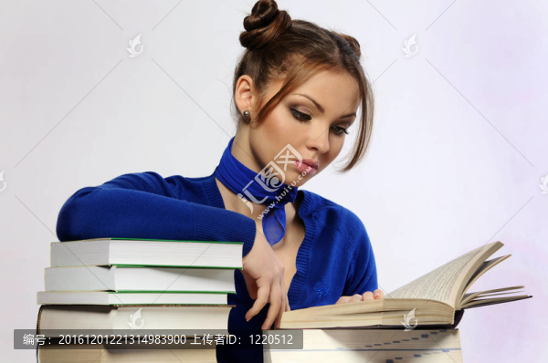 小女孩坐在書桌旁看書