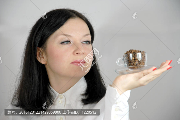 喝著一杯咖啡的女孩