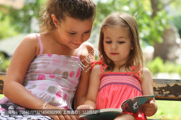 孩子們讀這本書(shū)