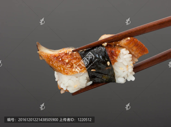 粟實用筷子孤立灰色背景