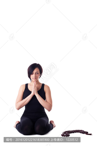 女子坐在瑜伽冥想姿勢與念珠祈禱