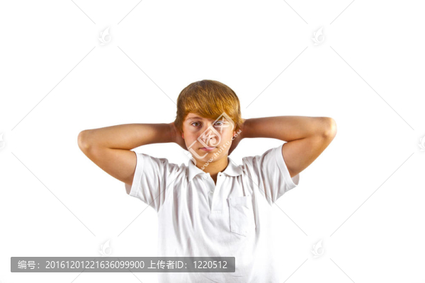 可愛的男孩與白色襯衫在工作室的肖像
