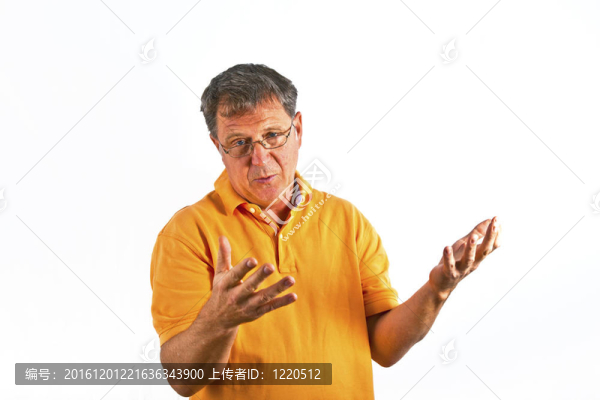 在白色的工作室里的聰明人