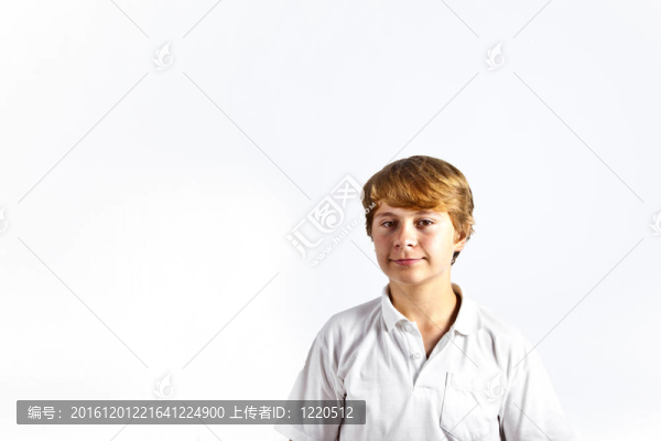 可愛的男孩與白色襯衫在工作室的肖像