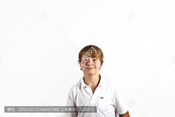 可愛男孩的肖像與白色襯衫