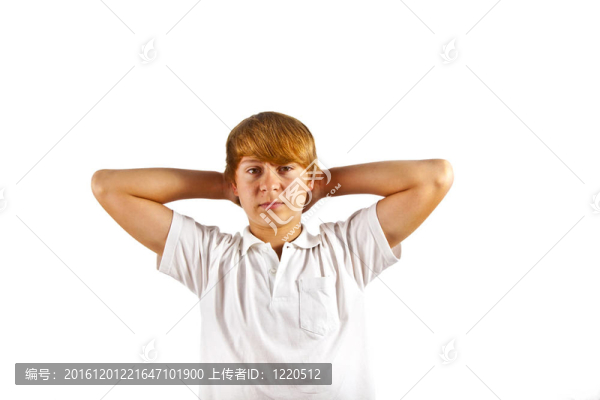 可愛的男孩與白色襯衫在工作室的肖像