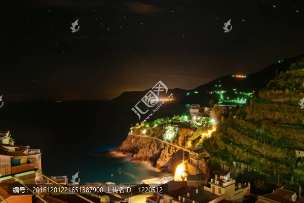 在夜晚的海岸