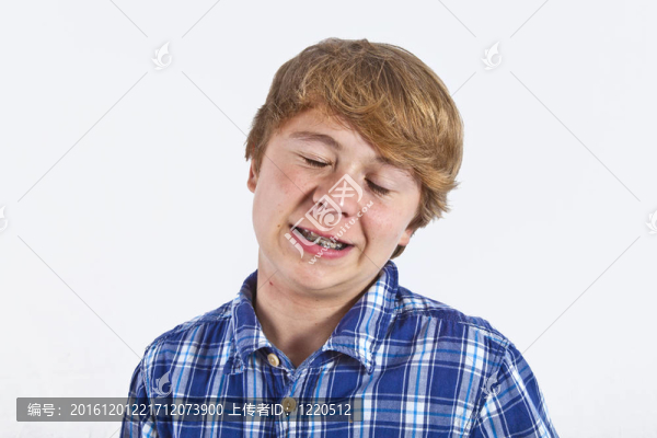 微笑的聰明的男孩在工作室