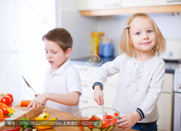 兩個小孩子做沙拉