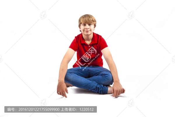 可愛的男孩坐在地板上