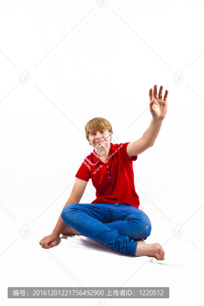 可愛的男孩坐在地板上