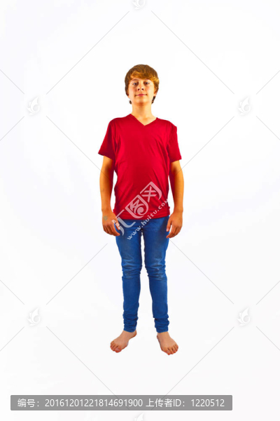 聰明的男孩穿著紅色的襯衫在空中跳