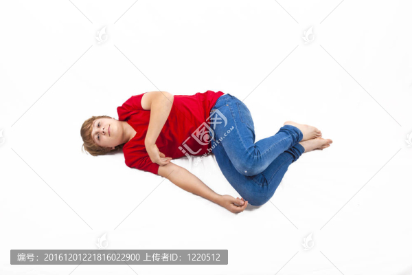 在白色的工作室里聰明的男孩
