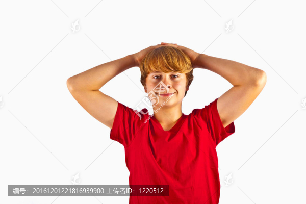 在白色的工作室里聰明的男孩