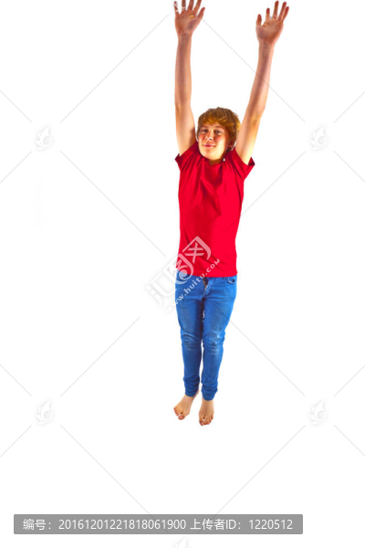 聰明的男孩穿著紅色的襯衫在空中跳