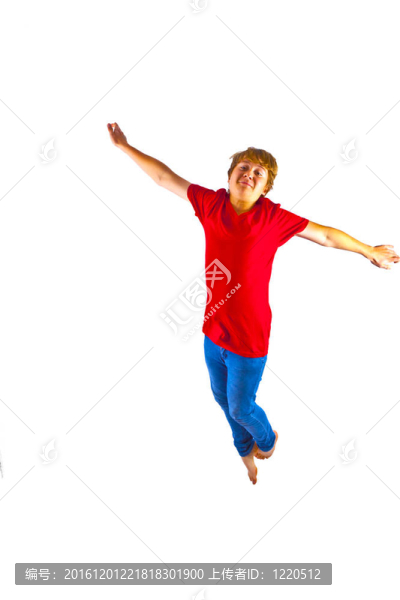 聰明的男孩穿著紅色的襯衫在空中跳