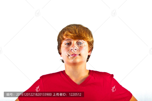 聰明的男孩穿著紅色的襯衫在空中跳