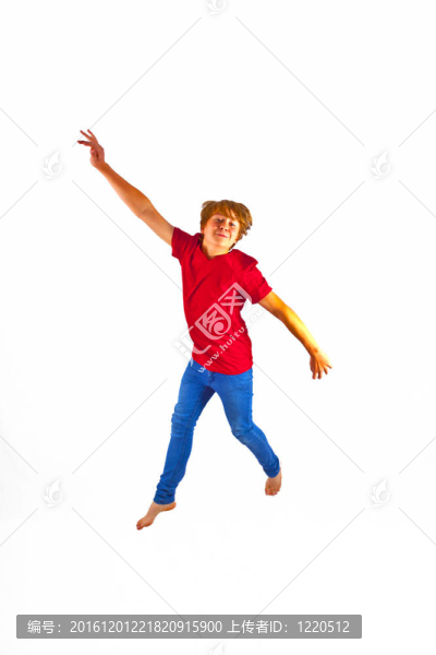 聰明的男孩穿著紅色的襯衫在空中跳
