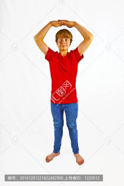 在白色的工作室里聰明的男孩