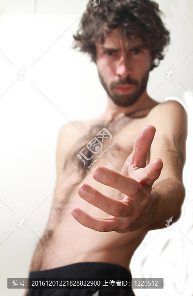 一個(gè)男孩伸出他的手