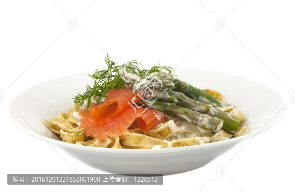 面條和煙熏鱒魚蘆筍