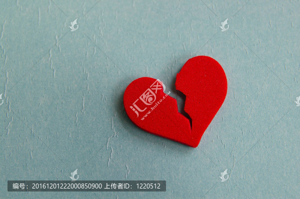 紅色的破碎的心；在藍(lán)色特寫