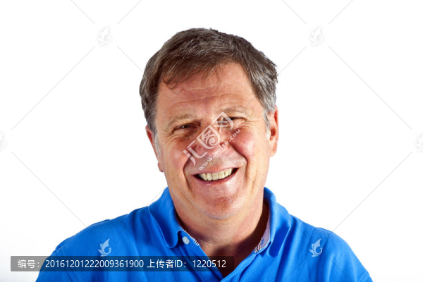在白色的工作室里的休閑男人