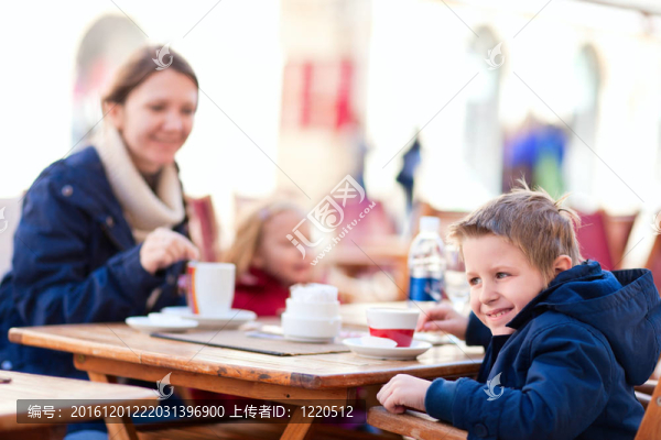 家庭在戶外咖啡館