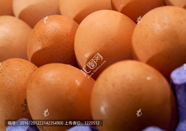 托盤以大量新鮮生雞蛋為食物背景