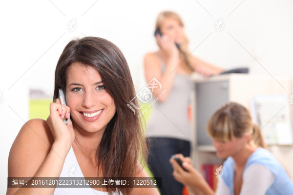 漂亮女人在手機(jī)上說話