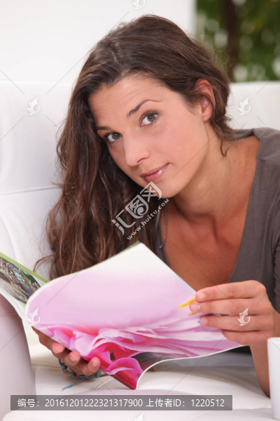 棕色頭發(fā)的女人看著照片