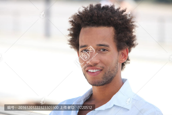年輕的黑人男子