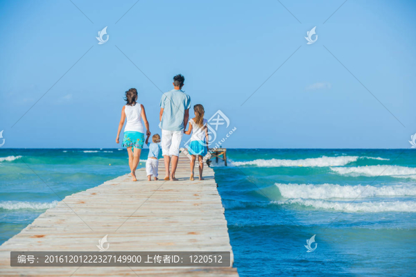 四海邊的木制碼頭的家庭