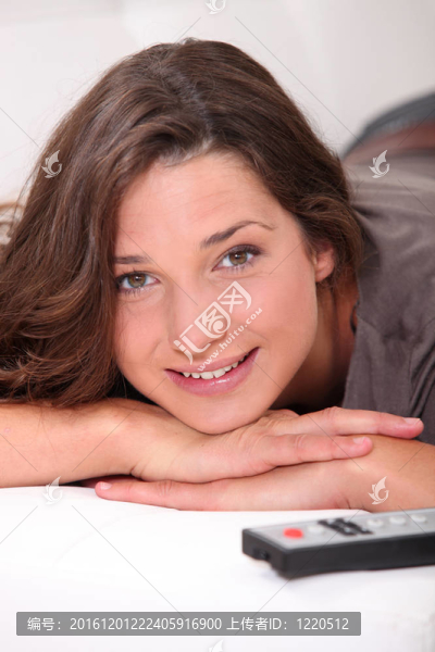 一個看電視的女人的肖像