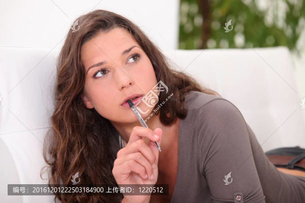 女人凝視著要寫什么
