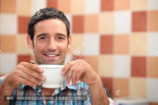享受一杯咖啡的男人